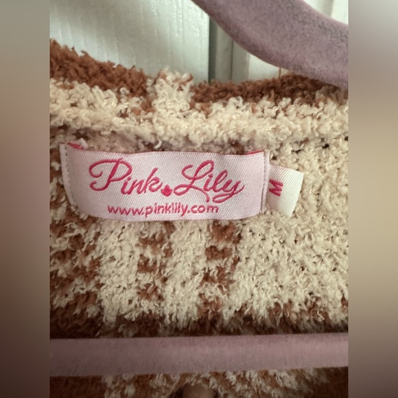 Super soft and stretchy Pink Lily sweater, size Medium - Picture 3 of 3